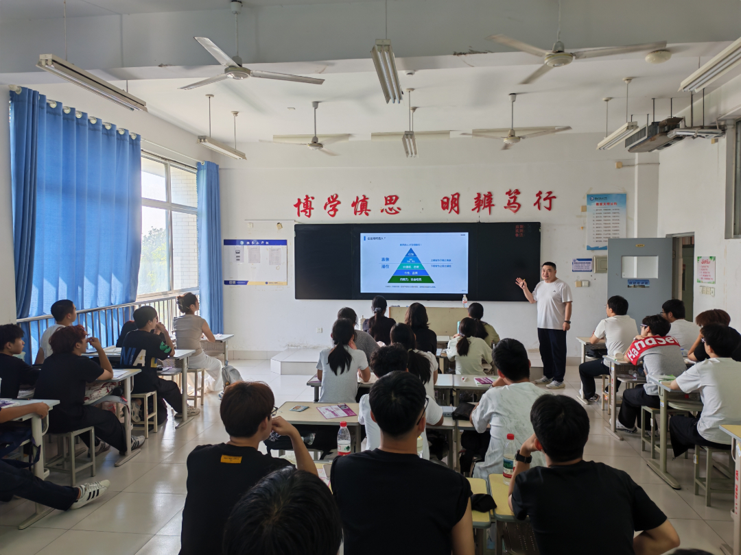 化学工程学院2026级新和成现场工程班开展职业认知教育.jpg