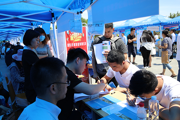 招聘会方案_我校顺利举办2016年秋季校园招聘会(3)