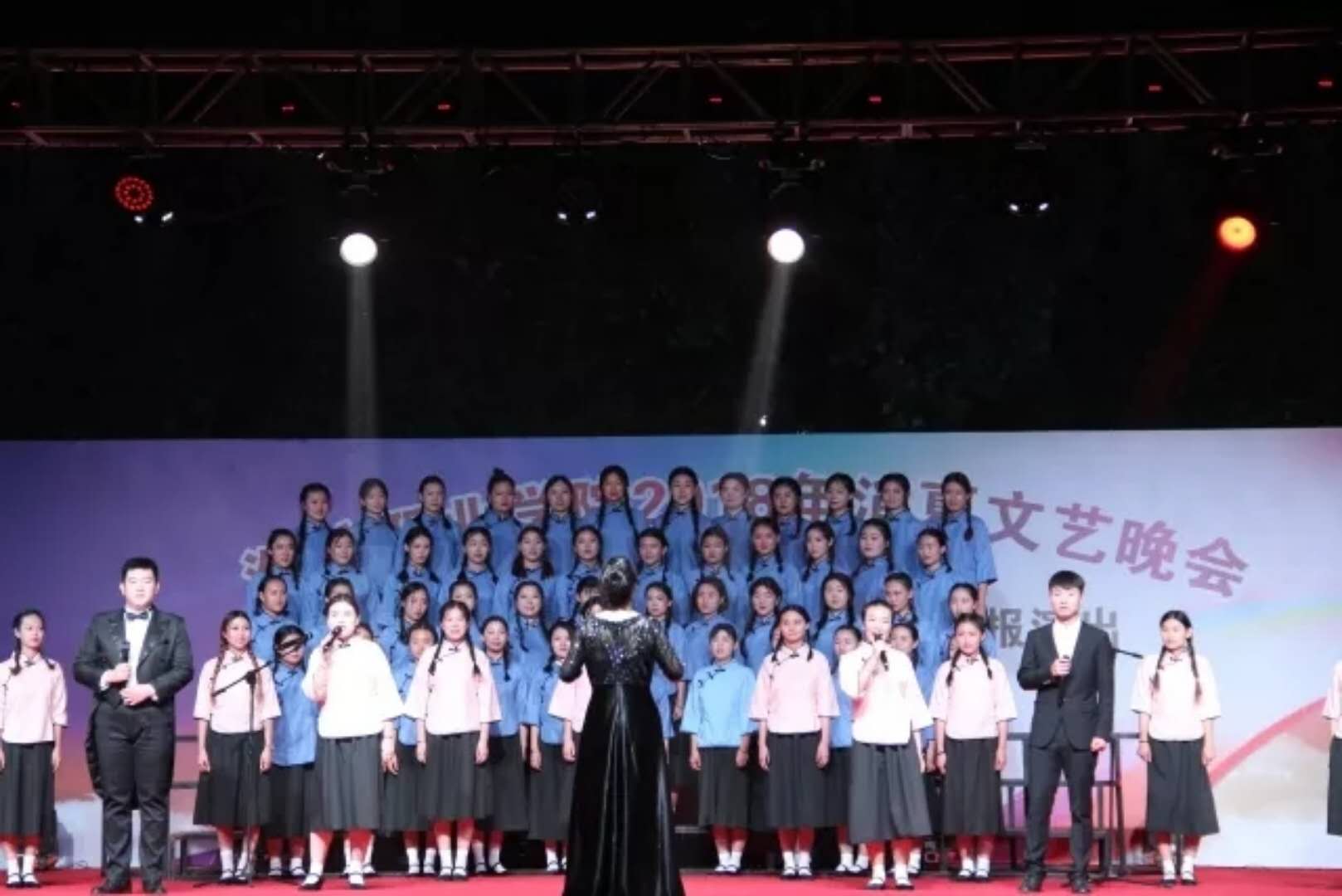 三十人合唱队形图 3c5xqnhv8c.jpg